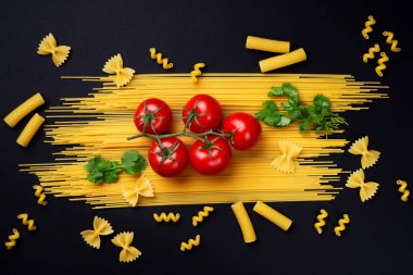 Spagetti, dal domates ve maydanoz dal üzerinde bir bla