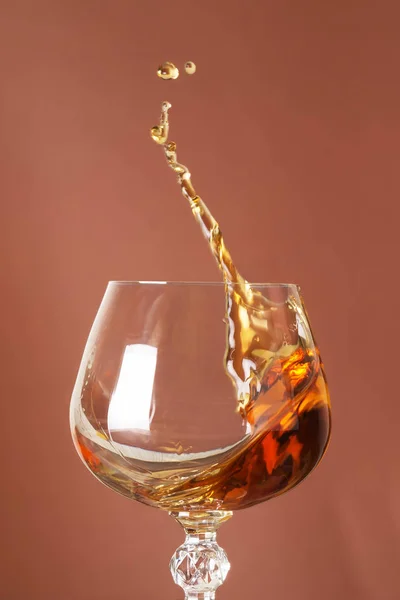 Splash de brandy en verre . — Photo