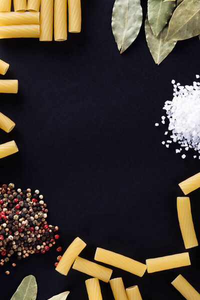 Паста и специи на черном фоне
.