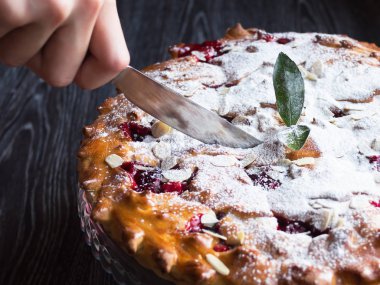 Badem ve pudra şekeri ile ev yapımı vişneli tart.