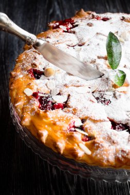 Badem, dikey ile ev yapımı vişneli tart