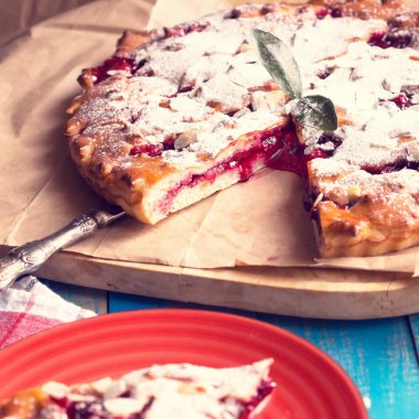 Bir kağıt üzerine ev yapımı vişneli tart.