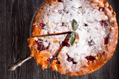 Badem ile lezzetli ev yapımı vişneli tart.