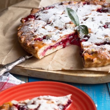 Badem ile ev yapımı vişneli tart.