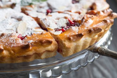 Badem ile ev yapımı vişneli tart.