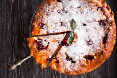 Badem ile lezzetli ev yapımı vişneli tart.