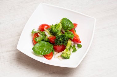 Salata domates, brokoli, fesleğen, soğan ile baharat