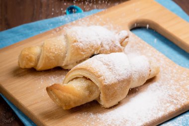 Bir Bambu tahta üzerinde lezzetli ay çöreği.