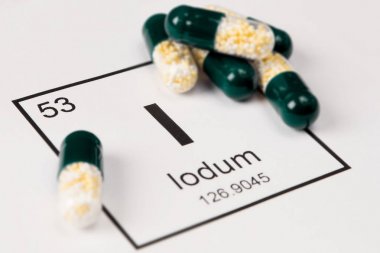 Yeşil hap mineral ile ben (Iodium) ile beyaz bir arka plan üzerinde bir