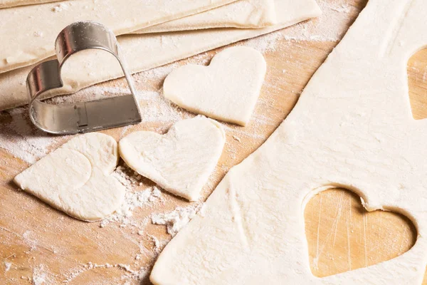 Kalp şeklinde ham kurabiye.