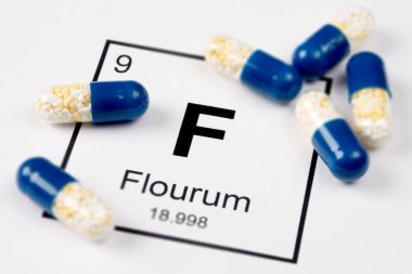 Pembe hapları mineral Fe (Ferrum) ile beyaz bir zemin üzerine bir