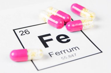 Pembe hapları mineral Fe (Ferrum) ile beyaz bir zemin üzerine bir
