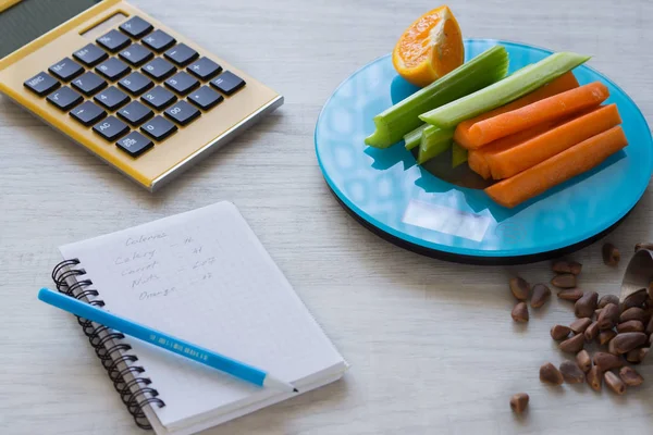 Sebze ve ölçekler fındık. Kalori sayma