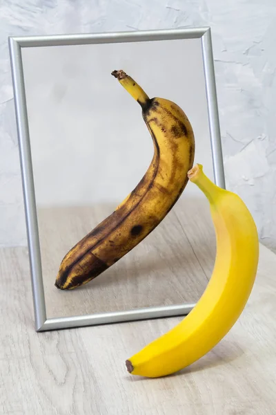 Ayna şımarık bir muz yansıtır.