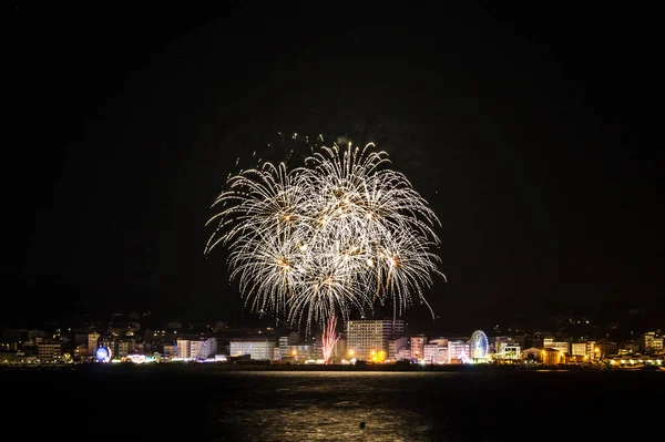 Πυροτεχνήματα πάνω από το λιμάνι — Φωτογραφία Αρχείου