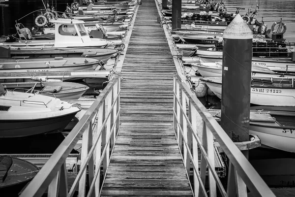 Czarno-biały dok w Pobrze — Zdjęcie stockowe