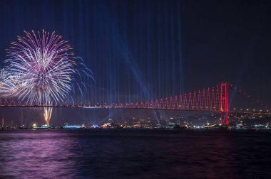 Sırasında Türk Cumhuriyet Bayramı kutlamaları havai fişek Istanbul Boğaz. 15 Temmuz şehit Köprüsü (15 Temmuz Sehitler Koprusu). Istanbul, Türkiye