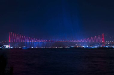 Sırasında Türk Cumhuriyet Bayramı kutlamaları havai fişek Istanbul Boğaz. 15 Temmuz şehit Köprüsü (15 Temmuz Sehitler Koprusu). Istanbul, Türkiye