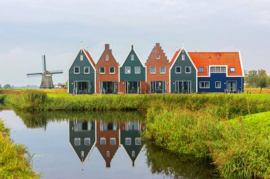 Volendam, Hollanda 'nın Kuzey Hollanda eyaletinde yer alan bir şehirdir. Volendam 'daki deniz parkının renkli evleri. Kuzey Hollanda, Hollanda