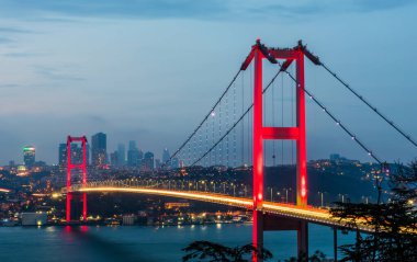 15 Temmuz Şehitler Köprüsü (15 Temmuz Sehitler Koprusu). İstanbul Boğazı Köprüsü, gece. İstanbul, Türkiye