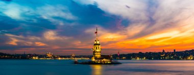 İstanbul, Türkiye 'de gün batımında gökyüzü olan Bakire Kulesi (KIZ KULESI - USKUDAR