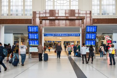 SALZBURG, AUSTRIA - 20 Ekim 2019: Salzburg Hauptbahnhof Tren İstasyonu (ana tren istasyonu).