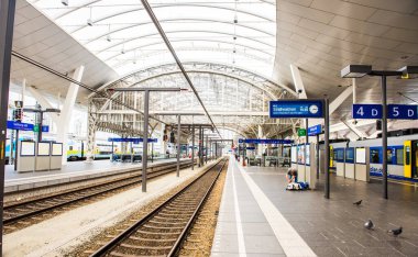 SALZBURG, AUSTRIA - 20 Ekim 2019: Salzburg Hauptbahnhof Tren İstasyonu (ana tren istasyonu).