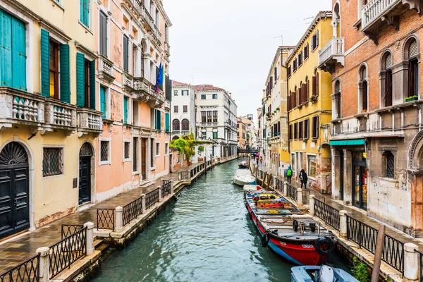 Venice Italy September 2019 Венеціанський Канал Традиційні Барвисті Венеціанські Будинки — стокове фото