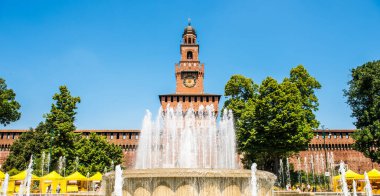 MILANO, İtalya - 3 Temmuz 2019: Castello Sforzesco (Sforza Kalesi).
