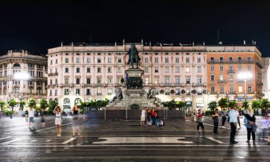 MILANO, İtalya - 3 Temmuz 2019: Piazza del Duomo veya Duomo Meydanı. Duomo di Milano Katedrali, Galleria Vittorio Emanuele II ve Binicilik Heykeli. Milano, İtalya.