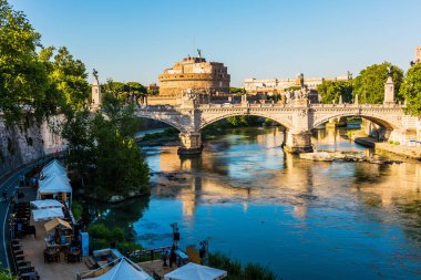 ROME, ITALY - 29 Haziran 2019: Castel Sant 'Angelo (Aziz Melek Kalesi) veya Hadrian Anıtmezarı ile Köprü Kralı 2. Victor Emmanuel Roma, İtalya