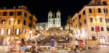 ROME, ITALY - 2 Temmuz 2019: Piazza de Spagna 'daki İspanyol Merdivenleri (Trinita dei Monti Steps). Roma, İtalya