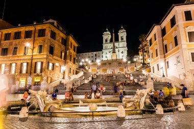 ROME, ITALY - 2 Temmuz 2019: Piazza de Spagna 'daki İspanyol Merdivenleri (Trinita dei Monti Steps). Roma, İtalya