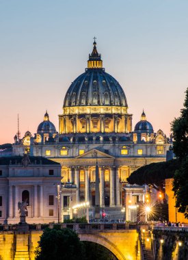 ROME, ITALY - 29 Haziran 2019: Ponte Sant 'Angelo (Sant' Angelo Köprüsü) ve St. Peter Bazilikası (Vatikan Şehri) gece görüşü. Roma, İtalya.
