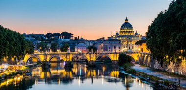 ROME, ITALY - 29 Haziran 2019: Ponte Sant 'Angelo (Sant' Angelo Köprüsü) ve St. Peter Bazilikası (Vatikan Şehri) gece görüşü. Roma, İtalya.