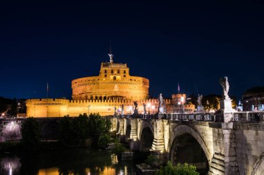 ROME, ITALY - 29 Haziran 2019: Roma, İtalya 'da Ponte Sant' Angelo (Sant 'Angelo Köprüsü) ile Castel Sant' Angelo (Aziz Melek Kalesi) gece görüşü