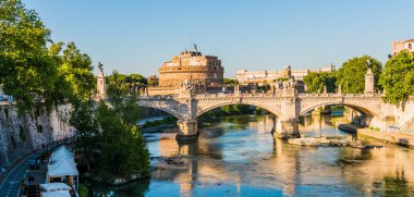 ROME, ITALY - 29 Haziran 2019: Castel Sant 'Angelo (Aziz Melek Kalesi) veya Hadrian Anıtmezarı ile Köprü Kralı 2. Victor Emmanuel Roma, İtalya