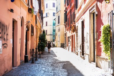 Roma, İtalya - 30 Haziran 2019 Trastevere 'deki güzel eski cadde. Roma, İtalya. Trastevere, Roma 'nın güzel eski mahallelerinden biri. Trastevere, Roma 'nın Tiber nehri boyunca romantik bir bölgesidir.