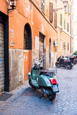 Roma, İtalya - 30 Haziran 2019 Trastevere 'deki güzel eski cadde. Roma, İtalya. Trastevere, Roma 'nın güzel eski mahallelerinden biri. Trastevere, Roma 'nın Tiber nehri boyunca romantik bir bölgesidir.