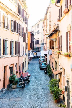 Roma, İtalya - 30 Haziran 2019 Trastevere 'deki güzel eski cadde. Roma, İtalya. Trastevere, Roma 'nın güzel eski mahallelerinden biri. Trastevere, Roma 'nın Tiber nehri boyunca romantik bir bölgesidir.