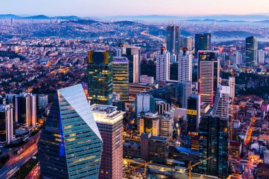İstanbul, Türkiye. Şehir merkezinin ve gökdelenlerin havadan görüntüsü. Levent Bölgesindeki gökdelenler ve modern ofis binaları. Boğaz arka planıyla