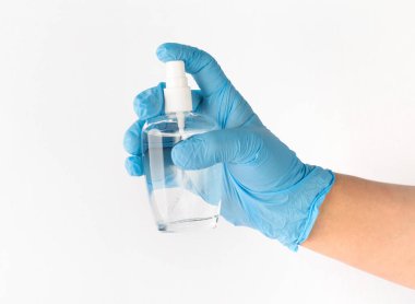Elinde mavi tıbbi eldivenli bir antibakteriyel sprey vardı. Coronavirus 'a karşı koruma (Covid-19). Hijyenik konsept. İzole edilmiş beyaz arkaplan.