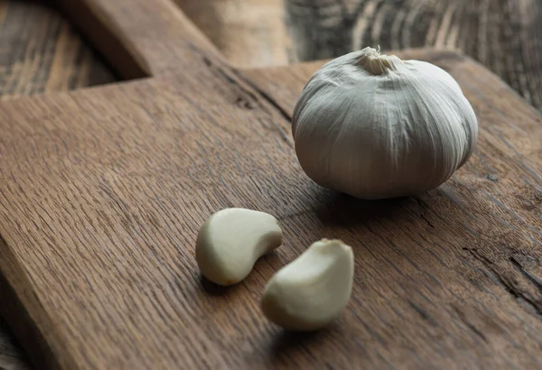 Knoflook Snijplank Houten Ondergrond — Stockfoto