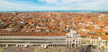 Venedik, İtalya - 23 Eylül 2019 Venedik 'in havadan görünüşü. Mavi bulutlu gökyüzü ile güzel Venedik manzarası. Venedik, İtalya.