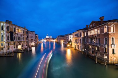 Venedik, İtalya 'da. Venedik şehri panoramik günbatımı manzarası. Grand Canal 'da güzel bir gün batımı manzarası. Accademia Köprüsü 'nden Büyük Kanal manzarası. 