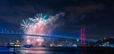 İSTANBUL, Turkey. İstanbul 'da 2020 Yılbaşı kutlamaları. İstanbul Boğazı Köprüsü ile Havai fişekler (15 Temmuz Şehitler Köprüsü).