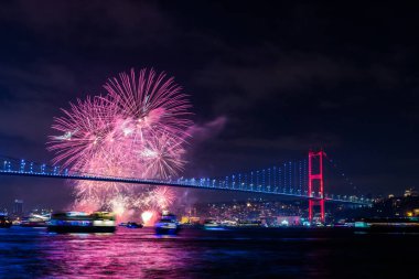 İSTANBUL, Turkey. İstanbul 'da 2020 Yılbaşı kutlamaları. İstanbul Boğazı Köprüsü ile Havai fişekler (15 Temmuz Şehitler Köprüsü).