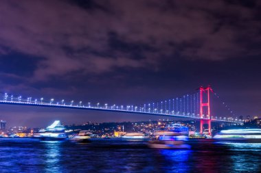 İstanbul Boğazı Köprüsü, gece. 15 Temmuz Şehitler Köprüsü. İstanbul / Türkiye