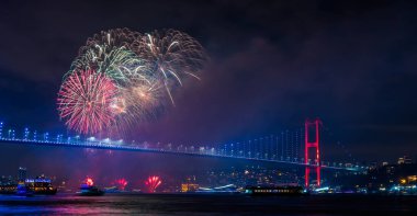 İSTANBUL, Turkey. İstanbul 'da 2020 Yılbaşı kutlamaları. İstanbul Boğazı Köprüsü ile Havai fişekler (15 Temmuz Şehitler Köprüsü).