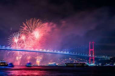 İSTANBUL, Turkey. İstanbul 'da 2020 Yılbaşı kutlamaları. İstanbul Boğazı Köprüsü ile Havai fişekler (15 Temmuz Şehitler Köprüsü). 